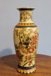 Vaso em porcelana chinesa, decoração floral com realces dourados. Med.: 31x13cm