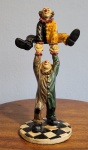 Grupo escultórico  italiano em resina policromada representando palhaços em performance. Med.: 35x17cm
