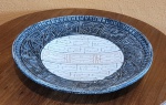Centro de mesa em cerâmica marajoara, assinada. Med.: 36cm de diâmetro.