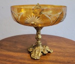 Fruteira em cristal alemão âmbar lapidado, suporte e pega em bronze dourado. Med.: 22x24cm
