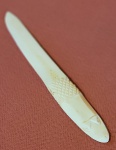 Espátula esculpida em marfim, cabo trabalhado em relevo. Med.: 20cm