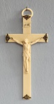 Raríssimo crucifixo em marfim (Europa, século XIX) de parede com argola, ponteiras com apliques em folhas de prata. Med.: 23x10cm