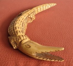 Crocodilo esculpido em marfim esmaltado, começo do século XX. Med.: 25x6cm