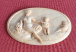 Raro camafeu esculpido com cena familiar em marfim (Europa, século XIX). Med.: 8,5cm x 6,50cm.
