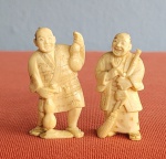 Par de okimonos, Japão período Meiji (1868-1912), assinados. Med.: 5cm.