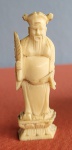Escultura em marfim (China, século XIX) representando divindade, apresenta "selo vermelho". Med.: 8cm