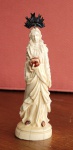 Nossa Senhora do Carmo - Raríssima escultura em marfim, provavelmente originária de Goa, na Índia século XVIII. Med.: 12cm.