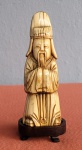Escultura em marfim esmaltado do século XIX representando sábio. Med.: 12,5cm