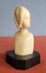 Busto feminino esculpido em marfim (África, começo do século XX), base em ébano. Med.: