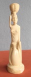 Bela figura nativa (África, século XIX) esculpida em marfim, robusta. Med.: 22cm