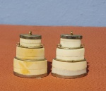 Duas pequenas caixas "porta opio" em marfim, guarnições em metal prateado. Med.: 5,5cm x 4cm.