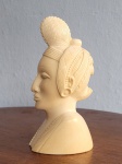 Belíssimo e raro busto esculpido em marfim muito antigo "Núbia", robusto (590g). Med.: 17x9cm
