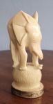 Estatueta de elefante africana esculpida em marfim, África, começo de século XX, robusta (440g). Med.: 15cm x 7cm