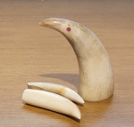 Três presas naturais antigas, uma, a maior com dois pontos de pedra rubi. Med.: 9x4cm, 7x2cm e 6,5 x 1,5cm.