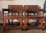 Par de imponentes cadeiras "trono" de braço orientais em madeira maciça ricamente trabalhada no estilo japonês. Med.:  1,00m Alt x 0,65cm Larg x 0,55cm.  Em perfeito estado de conservação. Deverá ser retirado no local, em Teresópolis.