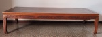 Mesa de centro retangular oriental em madeira maciça ricamente trabalhada no estilo japonês.  Em perfeito estado de conservação. Como opção faz conjunto com os lotes 60 e 61