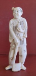 Escultura Okimono (Japão, século XIX) em marfim representando lenhador Med.: 15,5cm