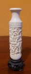 Pequeno vaso solifleur ricamente esculpido em marfim (Japão, começo do século XX). Med.: 15cm