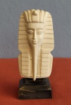 Escultura em marfim, muito antiga, representando Faraó Tutancâmon. Med.: 20x7cm, base em mármore.