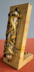 Frank Meisler, Israel - Mezuza "batente da porta", damento da Torá. em bronze com pergaminho, apoiado em base de mármore. Espólio do Dr. Roberto Faisntein.
