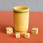 Conjunto para jogos em marfim, antigo, constando de caixa e quatro dados.