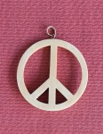 Pingente dito "Paz e Amor" em marfim, argola fina para prender a corrente, em OURO 18k.  Med.: 4x3cm