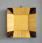 Porta retrato de parede composto com placas de marfim e madrepérola. Med.: