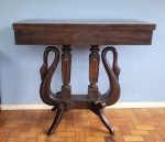 Raro console estilo Regência (c. 1811-1820) reversível em mesa quadrada em madeira maciça , apoiado por duas esculturas de cisnes .