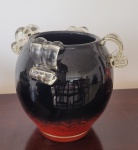 MURANO - Floreira italiana em murano preto com alças translucidas, base vermelha. Med.: 25x24cm