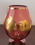 Vaso estilo veneziano em vidro artístico lilás decorado com flores e borda douradas. Med.: 20x16cm