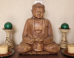 Escultura de BUDA em oração em madeira maciça. Med.: 38x32cm