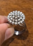 JOIA - Anel em platina, belíssimo designer "chuveiro" com 37 brilhantes com um maior no centro. Aro 17.