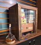 Armário umidor para charutos, produto exclusivo, elaborado artesanalmente utilizando compensado naval de 18mm revestido com folhas de cedro, com higrometro analógico e 2 efusores. Medidas:54A x 45L X 37P.Obs.: não acompanha caixas de charutos e acessórios. Produto novo .