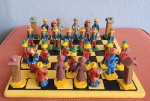 Arte Popular - Jogo de xadrez Alto do Moura, em Caruaru, Pernambuco, em barro cozido policromado. Med.: 28x28cm