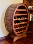 Adega em madeira maciça para 32 garrafas em excelente estado. Med.: 104cm Altua x 75cm Largura x 35cm Profundidade.
