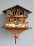 Relógio cuco alemão estilo chalé, sem funcionamento precisando de reparos., faltando um pêndulo. Em breve as medidas.