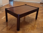 Mesa de centro em Mógno estilo da década de 1960 em excelente estado. Med.: 0,43cm alt. x 0,90cm Compr. x 57cm Larg.