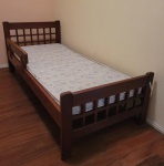 Casa Finland - Cama de solteiro com lateral protetor retrátil em madeira nobre maciça da extinta Casa Finand Teresópolis, excelente estado. Med.: 1,98m Comprimento x 0,88m de Largura.