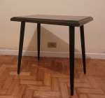 Mesinha de apoio retangular  em madeira nobre, pés "palito" estilo da década de 1960. Med.: 60cm Alt x 64cm Compr x 45cm Larg.