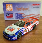 TONY STEWART #20 HOME DEPOT / Independence Day 2003 Monte Carlo  escala 1:24 ACTION. Conservado na embalagem original.