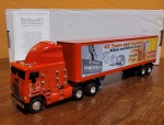 MATCHBOX DYM38314 MCDONALD'S 45 Anniversary Tractor Trailer 28cm. Conservado na embalagem de isopor original 28cm,