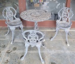 Conjunto de mesa com quatro cadeiras para jardim em metal forjado, desgastes do tempo, precisando de pintura.