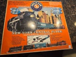 Lionel 6-21948 O New York Central Freight Flyer O Gauge Train Set w/Air Whistle. Conservado na embalagem original.