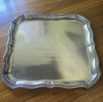 PRATA 925- Bandeja em prata de lei contrastada com a marca do prateiro e teor. Med.: 31x31cm. Peso 1kg