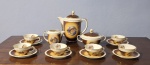 Conjunto para café em fina porcelana polonesa, decorada com cena familiar policromada em reserva, constando de seis xícaras com pires, bule, leiteira e açucareiro.