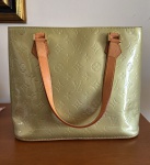 Louis Vuitton - Bolsa feminina em couro da marca francesa LOUIS VUITTON. Med.: 25,5 X 29,5 X 14,6 cm, estado de Nova, pouco usada.