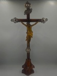 ARTE SACRA - Antigo crucifixo em madeira nobre com detalhes em prata. (OBS.: Apresenta restauro na c