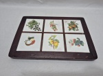 Descanso de panela em madeira com azulejos ao fundo. Medindo 27cm x 19,5cm.