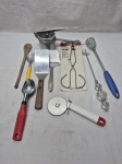 Lote de diversos talheres de servir em aço inox e alumínio. Medindo o maior 30cm de comprimento.