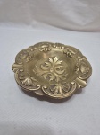 Lindo cinzeiro redondo em bronze trabalhado com relevos. Medindo 18cm x 3cm de altura.